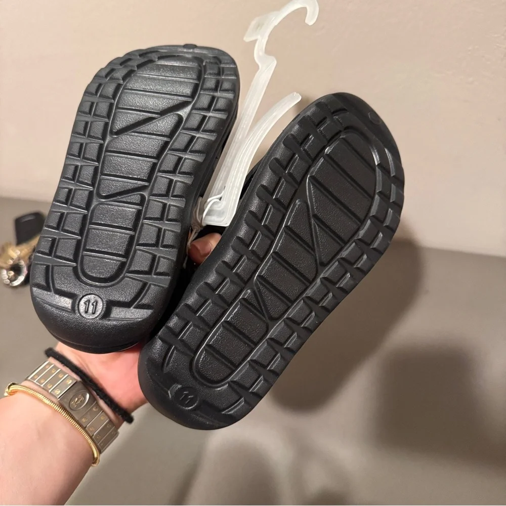 NWT Cat & Jack Kids Water Shoes Black - Size 11
